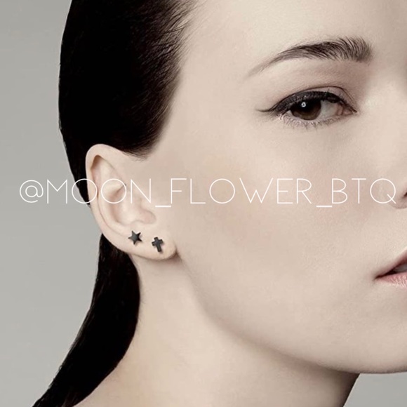 Tiny Black Star Flat Back Stud Earrings - Picture 6 of 8